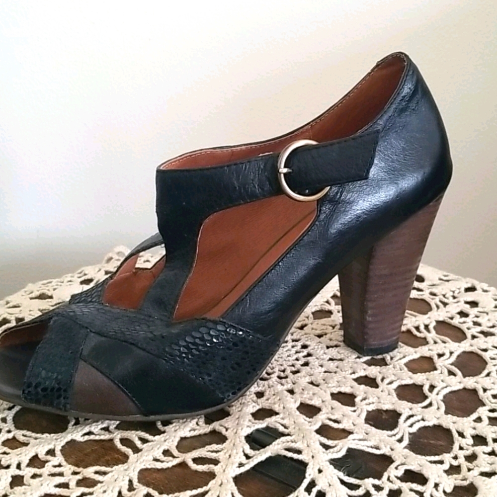 Aldo black leather heel